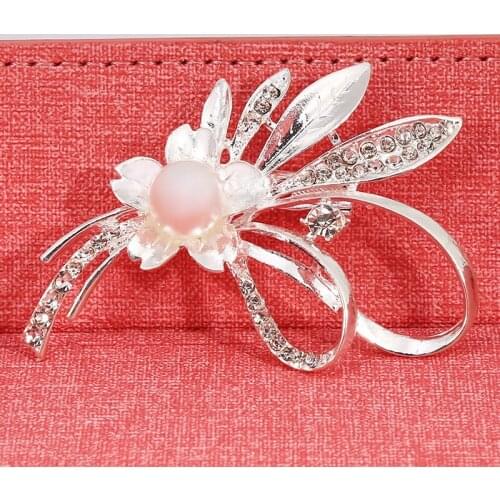 Elegant Floral Brooches Rhinestones Flower Brooch For Women Clothing Plant Jewelry Bouquet Decoration Pearl Brooch Pin Crystal