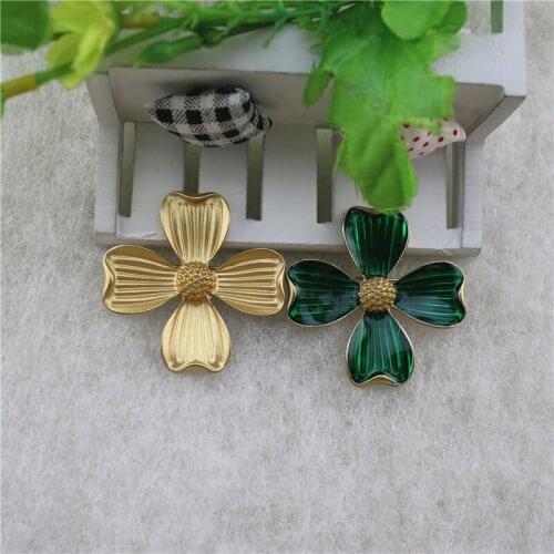 European and American antique Cui Fali matte gold green dripping four-leaf clover ladies brooch coat coat shawl collar pin