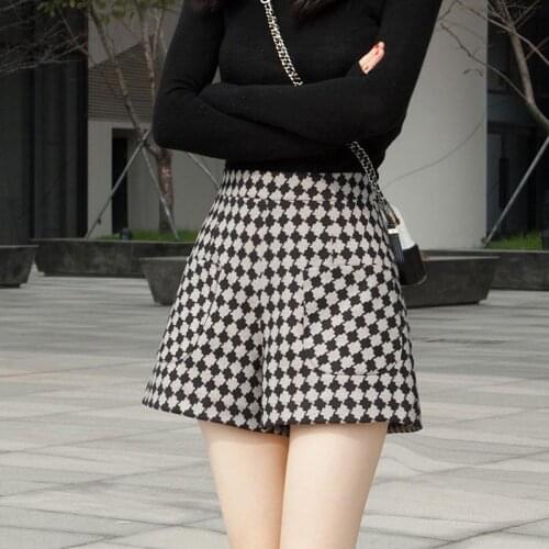 New 2021 Autumn Winter Women Wide Leg High Waist Shorts Female Fashionable Woolen Tweed Checkered Trousers Ladies Shorts Q45