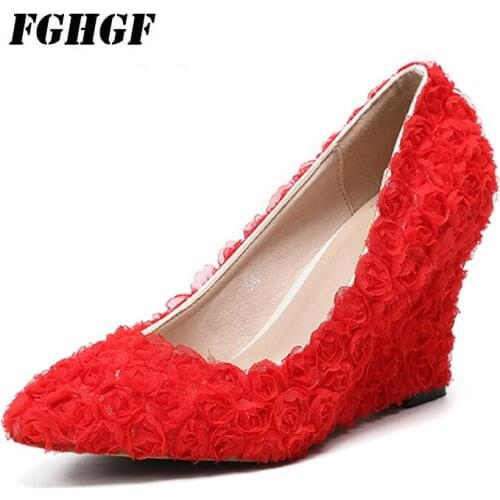 The new fashion Pointed wedding shoe Lace the shoe Red wedges The rose flower The banquet The maid of honor High heels