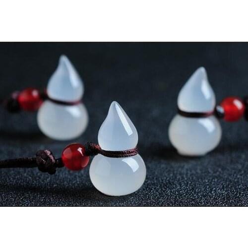 Careful design of natural ice oil-permeable moistening chalcedony gourd flue Pendant