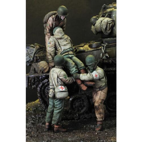 1/35 Scale Assembly Resin Figure kit Transport wounded soldiers 4 figures(not include tank)