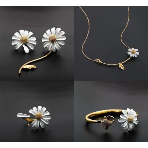 Asymmetry white Daisy Stud Earrings Fashion Korean Hyperbole Retro Metal Leaves Sunflower Earrings for Women Party Jewelry