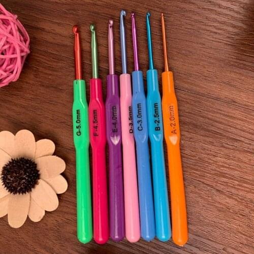 Free Shipping Plastic handle aluminum crochet hooks 7pcs a set, size 2.0-5.0mm crafts crochet for DIY knitting/needlework