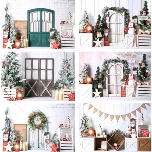 Christmas Photography Backdrop Rustic Wood Door Brick Wall Xmas Tree Wreath Lantern Decoration Background Portrait Photoshoot