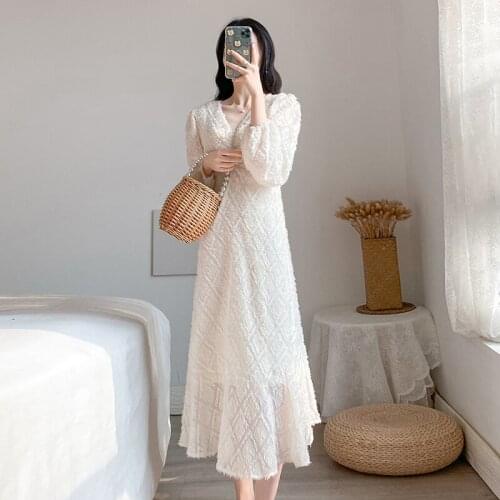 2021Autumn new sweet lovely gentle elegant slim waist temperament French retro V-neck lace up tassel Bubble Sleeve Ruffle large