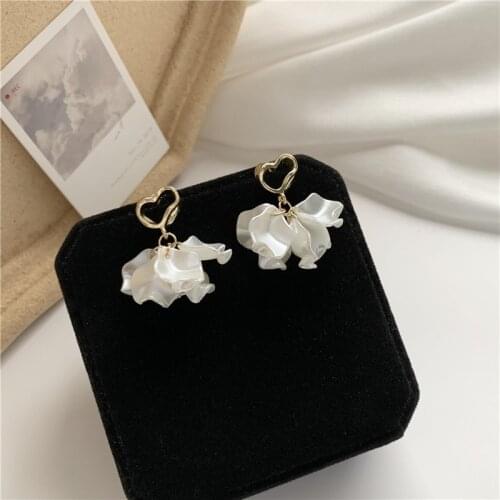 South Koreas Temperament Hollow Out Petals Earrings Fashionable Joker Geometry Elegant Stud Earrings Ms Jewelry Gift 2021
