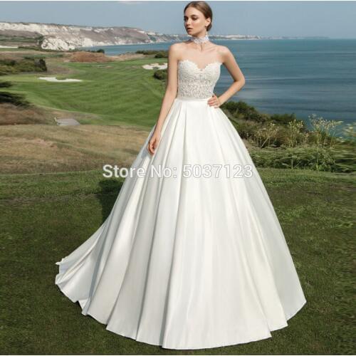 Ball Gown Wedding Dresses Strapless Sweetheart Sleeveless Court Train Lace Appliques Button Satin Vestido De Noiva Bridal Gowns