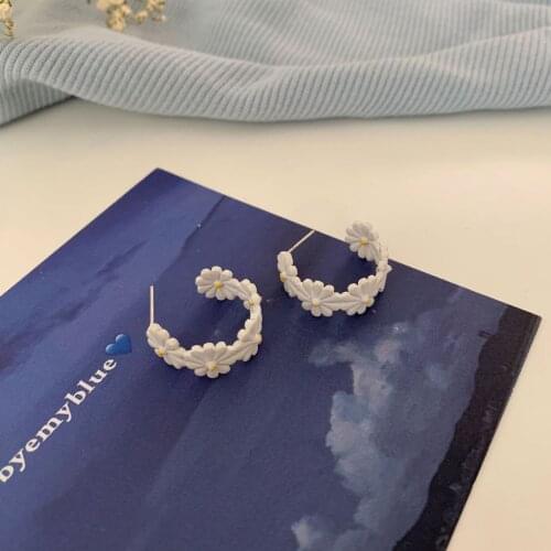 South Koreas Small Fresh White Daisy Earrings 2021 New Trendy Ear Clip Ins Wind c-Shaped Jewelry Women