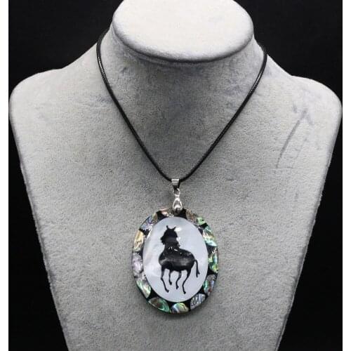 Natural Shell Pendent Necklace Fashion Leather Rope Oval Horse Pattern Charming Shell Pendant Necklace for Women Gift