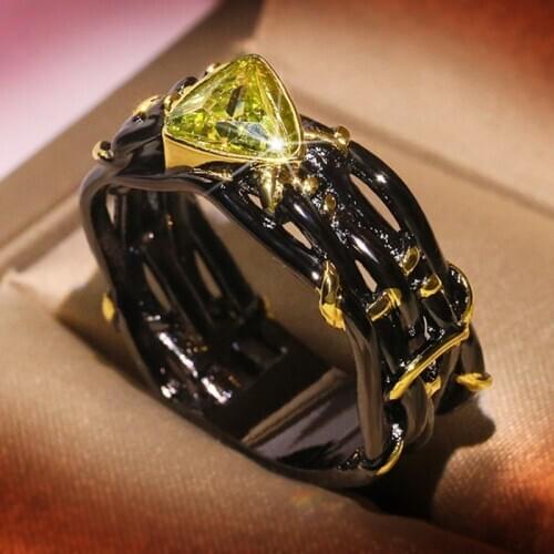 Exaggerated Personality Rings for Women Unique Design Black Gold Tungsten Triangle Green Zircon Crystal Wedding Rings Jewelry