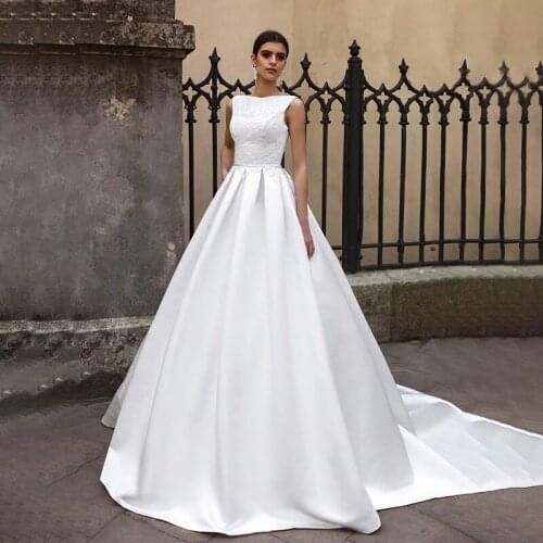 Sexy Latest Arrival Lace Long Sleeves Bridal Wedding Gowns Appliques Slide Split V-Neck Short Sleeve Backless A-Line Bridal Gown