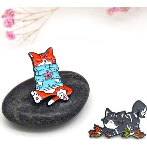 Static dynamic cats Enamel Brooch Sleeping The cat fluttering on the leaves Lapel Pin cherry blossoms leaf Cute animal Badge