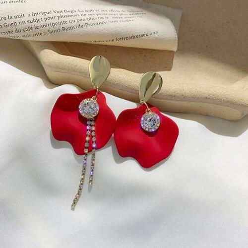 Korea New Long Tassel Asymmetric Red Petal Claw Chain Drop Earrings Pearl Rhinestone Tassel Female Earrings Trendy Jewelry Gift