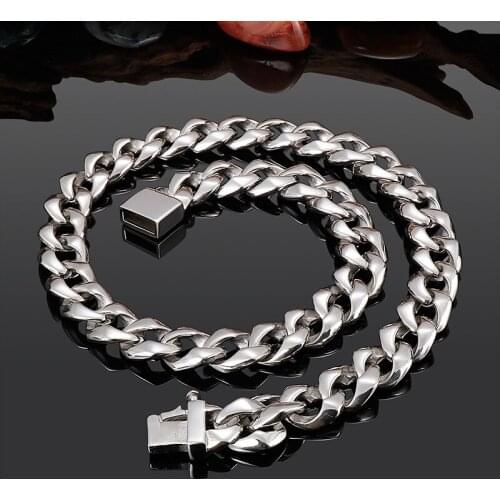 Stainless steel European and American fashion jewelry domineering chain Simple and atmospheric titanium steel mens necklace