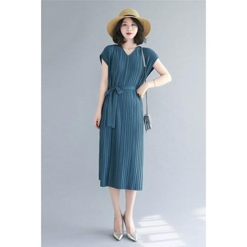 2021 new summer womens slim dress Miyak fold Fashion Solid color high-end large size waist v-neck dress tide