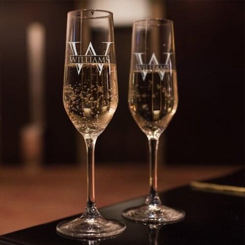 Personalized Wedding Glasses Mr Mrs Wedding Champagne Flutes Bride and Groom Champagne Glasses Custom Engraved Toasting Glasses