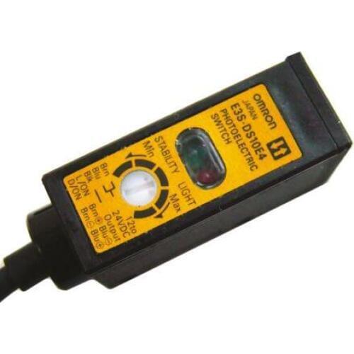 E3S-DS10E4 Diffuse Reflective Photoelectric Sensor with Rectangular Sensor, 0 → 100 mm Detection Range