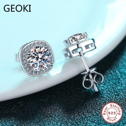 Geoki Diamond Test Passed 0.5-1 CT Perfect Cut D Color VVS1 Moissanite Cushion Earrings Women 925 Sterling Silver Stud Earrings