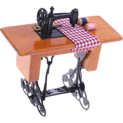 Wooden Dollhouse Miniature Furniture Families Vintage Miniature Sewing Machine With Cloth for 1/12 Scale Dollhouse Decoration