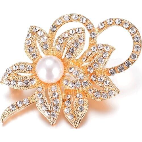 Korean version of pearl Crystal brooch chest Labia lady flower clothing wholesale speed selling explosion recommended