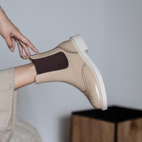 2021 Winter Leather Chelsea Boots Carved Bullock Women Boots Round Toe Ankle Boots Stretch Botas Pure women shoes