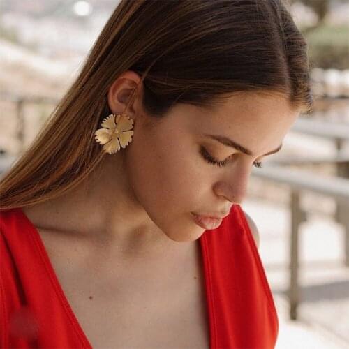 Docona Gold Color Flower Core Stud Earrings for Women Charming Geometric Metal Alloy Earring 2021 Style Female Party Jewelry