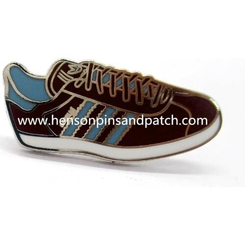Retail and stock 1inch gold metal hard enamel sneake pin badge with a black rubber clutch
