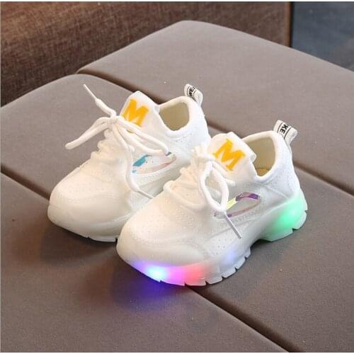 New Spring Childrens LED Light Sports Shoes Casual Breathable Soft Mesh Shoes for Girls Shining Sneakers