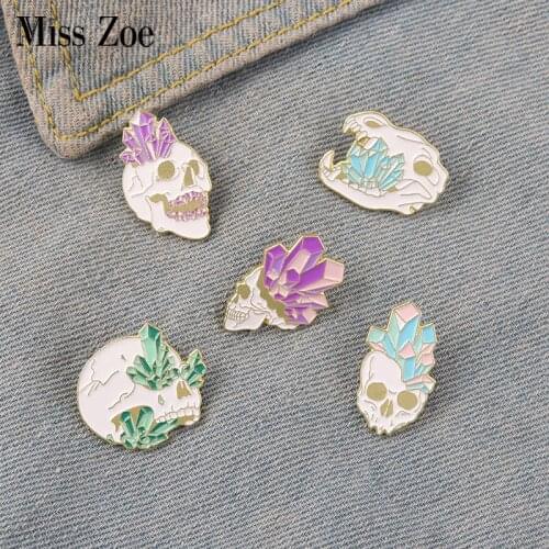 Crystal Skeleton Enamel Pin Custom Green Blue Purple Ore Skull Brooches Badges for Bag Clothes Punk Gothic Jewelry Gift Friends