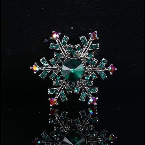 Luxury Elegant Green Crystal Snowflake Brooches Rhinestone Alloy Pin Fashion Jewelry Gift Christmas Day Decoration Brooches