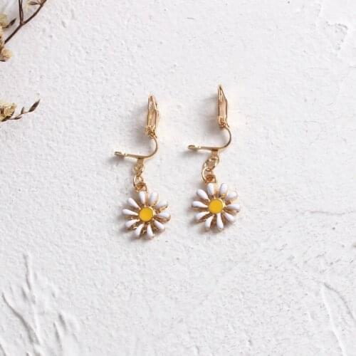 Korean version of small fresh forest womens versatile Flower Earrings 925 silver needle Daisy sweet Earrings ear clip without