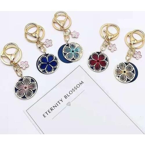 High Quality Retro Keychain Daisy Five Petal Flower Keychain Lady Handbag Car Pendant Ins Metal Jewelry Creative Party Souvenirs