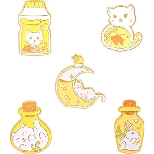 New cartoon animal brooch exquisite cute moon cat cat eat fish shape alloy badge wholesale