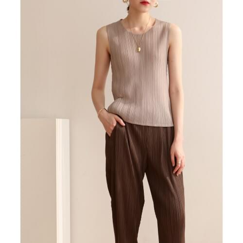 The manufacturer directly supplies 2021 summer Miyake draping INS style basic round collar sleeveless retro high-end T shirt