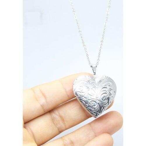 1pc Carved Designs Heart Photo Frame Pendant Necklace Stainless Steel Charms Locket Necklaces Women Men Fashion Memorial Jewelry