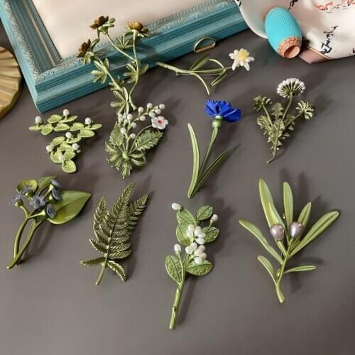 Retro court British style Brooch female antique forest plant Pearl Brooch simple coat pin accessories new style
