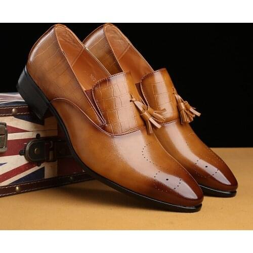 2021 New British Pointed Small Leather Shoes Men Leather Tassels Trend of Carve Patterns or Designs on Woodwork Business Shoes