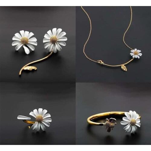 Fashion Korean Style Cute Small Daisy Flower Stud Earrings For Women Girls Sweet Statement Asymmetrical Earring Party Jewelry