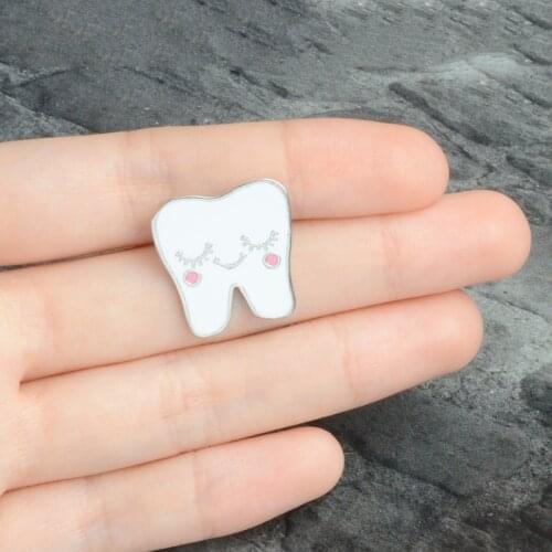 White Cartoon Smile Teeth Medical Enamel Brooches Pin for Nurse Dentist Hospital Lapel Pin Hat/bag Pins Denim Shirt Badge Brooch