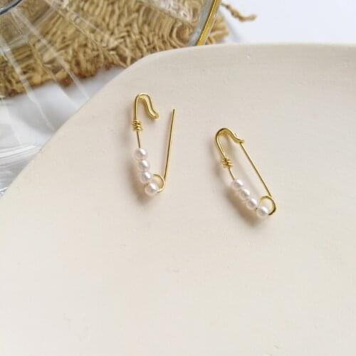 Personality Jewelry Women Earrings 2021 New Design Metal Clip Golden Plating Small Simulated Pearl Earrings For Girl Gifts