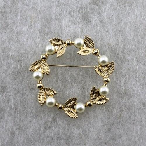 New European and American style fashion fashion alloy inlaid imitation pearl wreath brooch