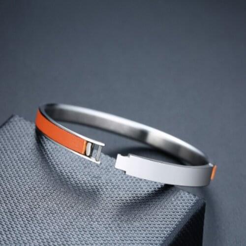 2021 Fashion Stainless Steel Curved Brand Leather Material Smple Style And Temperament Bracelet Bracelet Suitable For Women