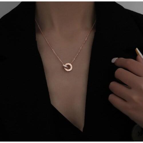 2021 Fashion Korean Double Circle Pendent Roman Numerals Crystall Titanium Steel Necklace Womens Rose Gold Clavicle Chain
