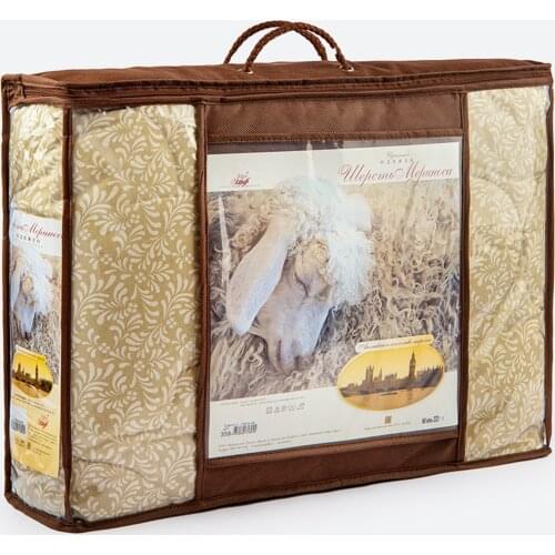 Эльф Woolen Blankets On The Sofa