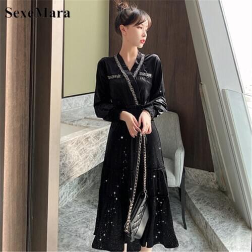 Velvet dress 2020 autumn and winter V-neck long-sleeved waist was thin retro black mid-length wild bottoming dress