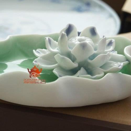 Handmade ceramic incense burner.Graceful lotus design is clean&clear.Perfect for daily perfume use.Multiple colors available