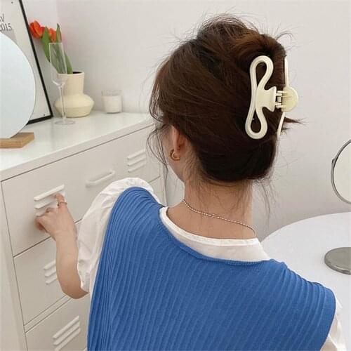 2021 French Retro Brown Black White Acrylic Hairpin Simple Classic Geometric Hollow Curved Hair Claw For Women Accessories