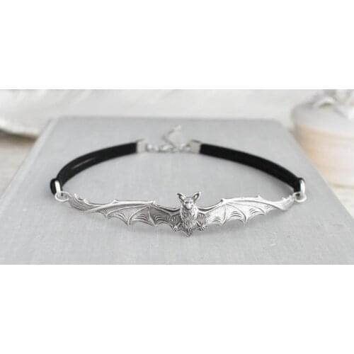 Fashion Goth Black Large Open Wing Flying Bat Collars Spooky Halloween Gift Mens and Womens Bat Short Necklace Gift