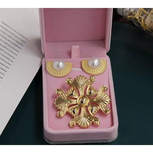 New Retro Court Baroque Pearl Hollow Alloy Simple Gold Relief Flower Brooch Womens Clothing Accessories XZ0541